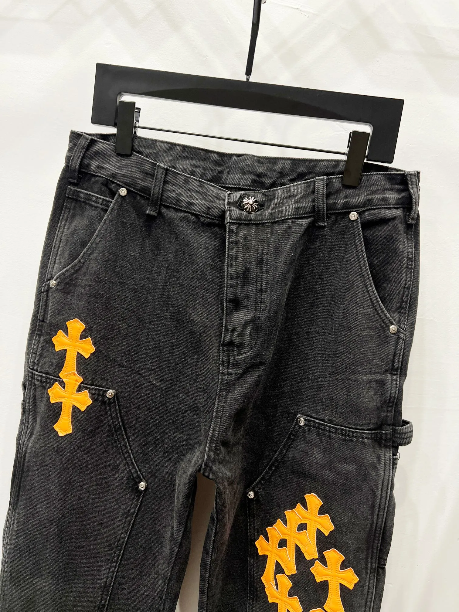 P270 Style No.: (K620) Chrome Hearts & Chrome Hearts 25FW CH workwear logging black and orange patchwork leather limited edition cow king jeans Chrome Hearts’ most popular color pants are made of beaded canvas fabric. Heavy washing makes the upper body of the fabric more textured and the pants are tall and straight! The three-dimensional cutting of the whole trousers is a masterpiece! The hardware is customized by zp. The beaded canvas fabric is thick and soft after being washed. It has good breathability. Customized small leather label. Unique design. The details are simple and elegant, and the workmanship is exquisite. The whole trousers are neatly routed and the details are in place! It’s so cool that both men and women can easily control the genderless trend!  Size: 30-32-34-36 Color: black